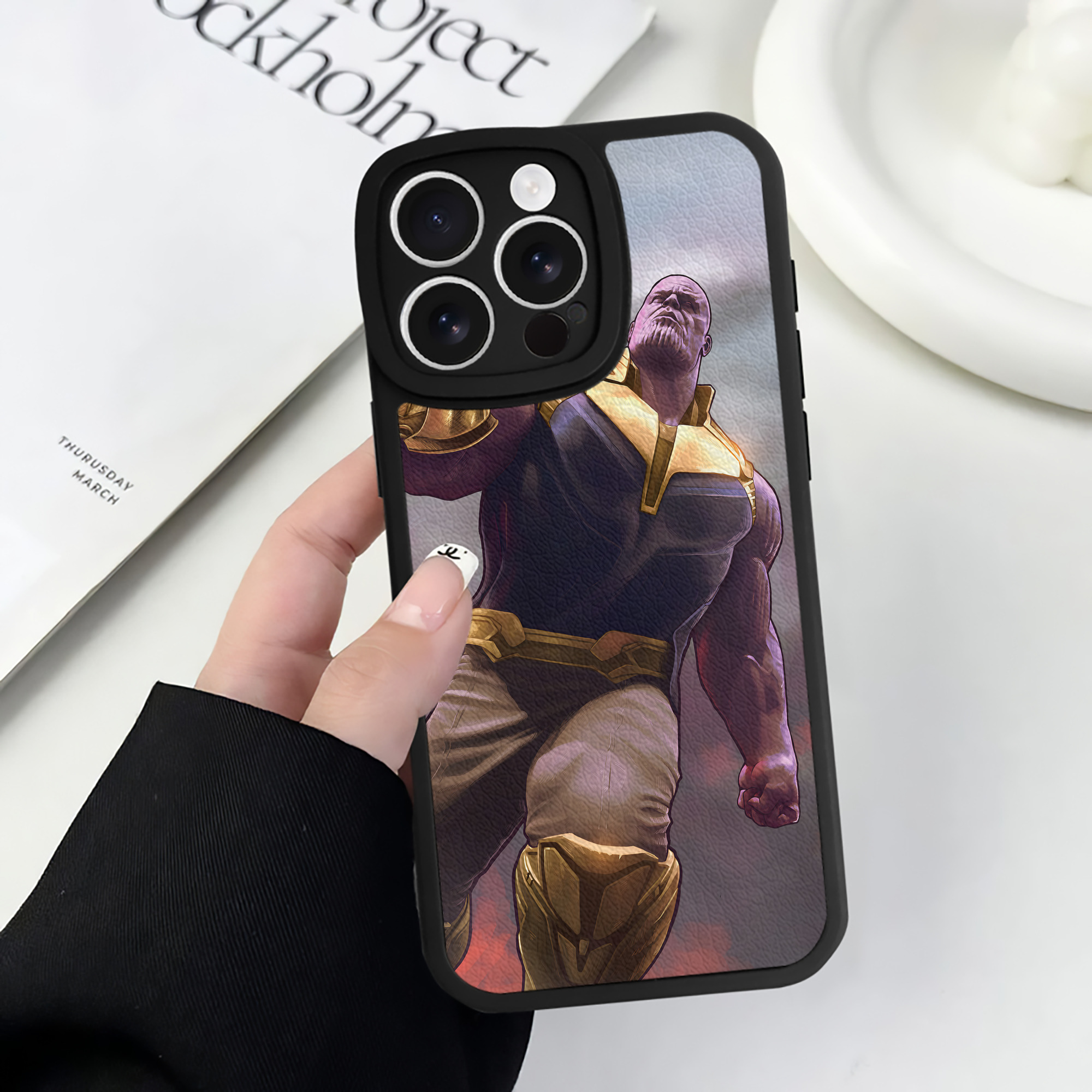 （画像用） アベンジャーズ The Avengers 【iPhone 16シリーズ対応】シリコンスマホケース（レザー調） 材質：シリコン